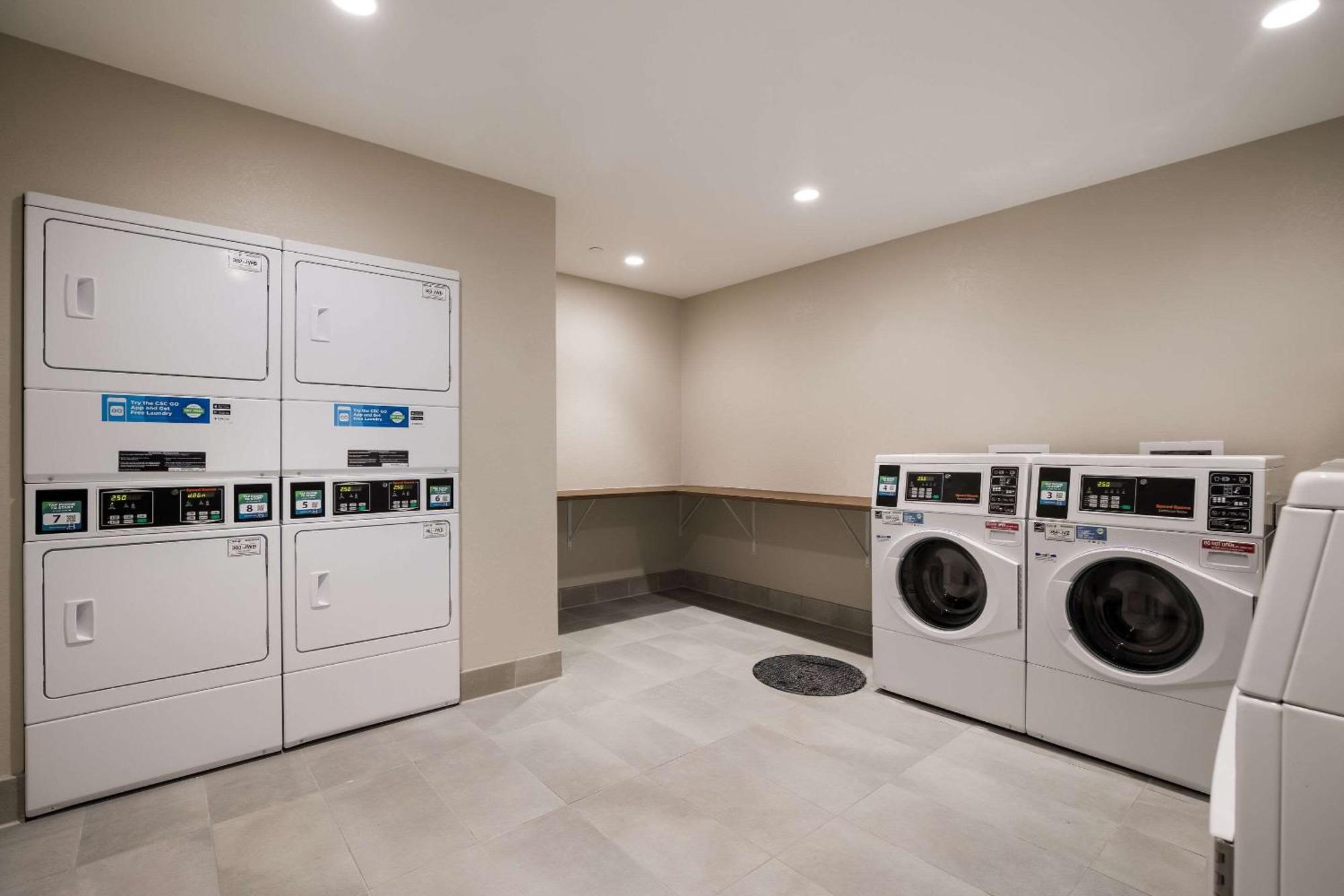 Everhome Suites Corona Exterior foto