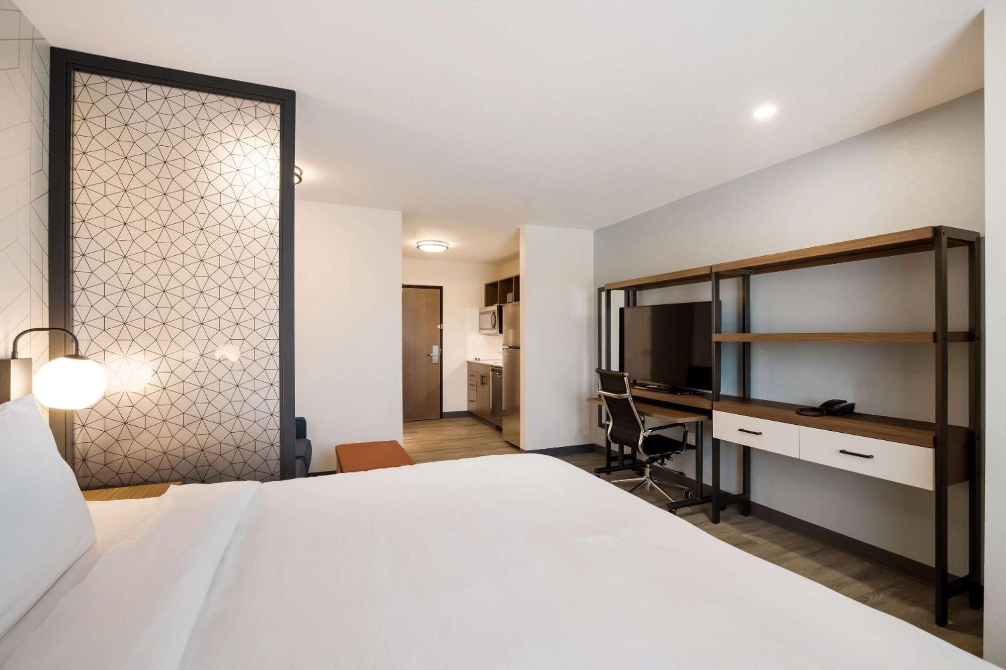 Everhome Suites Corona Exterior foto