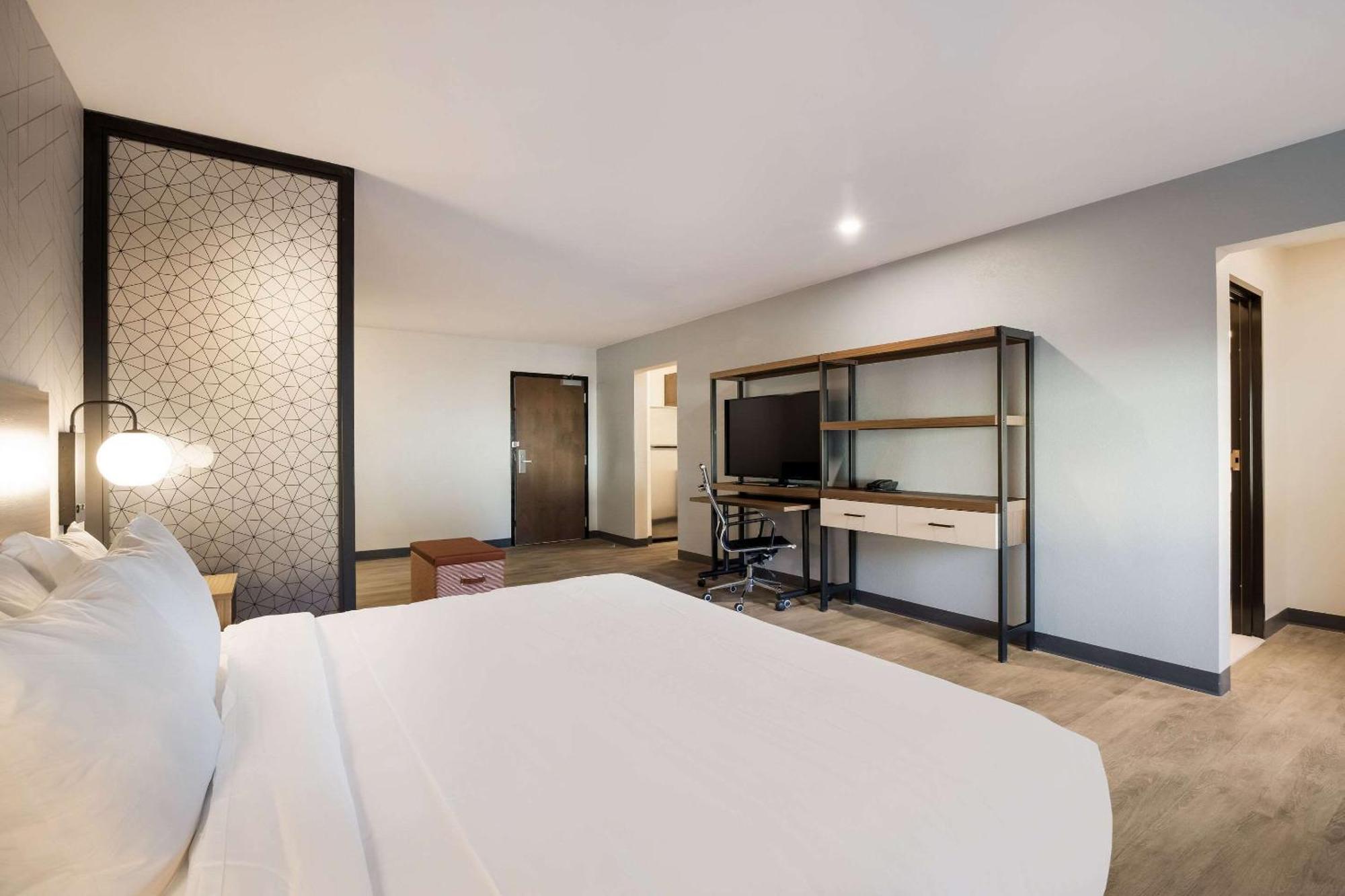 Everhome Suites Corona Exterior foto