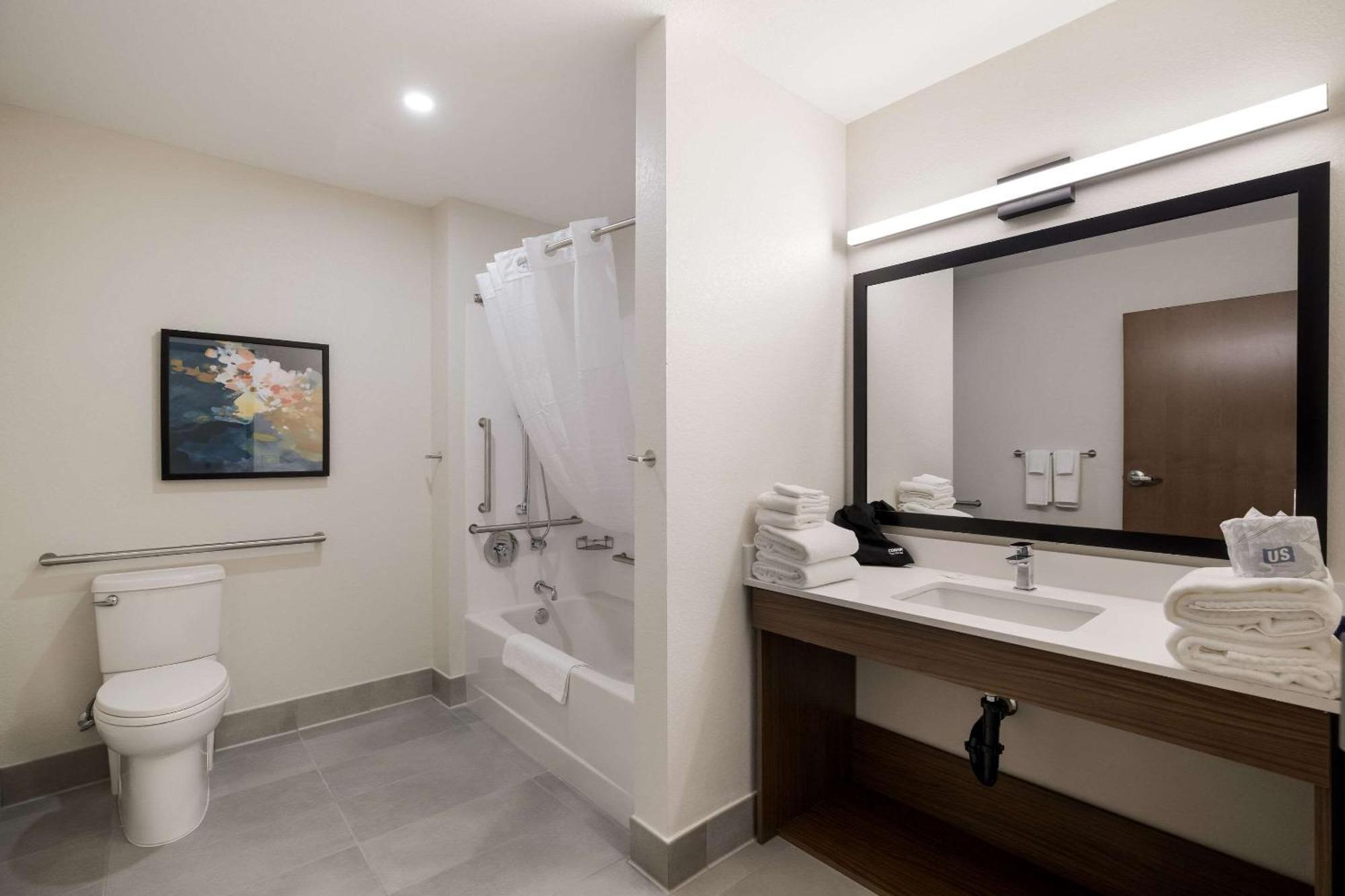 Everhome Suites Corona Exterior foto
