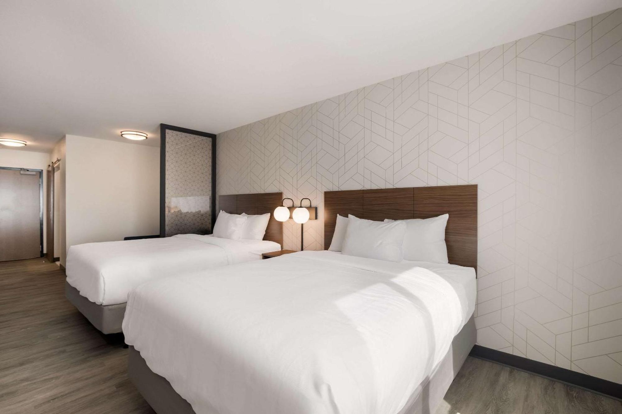Everhome Suites Corona Exterior foto