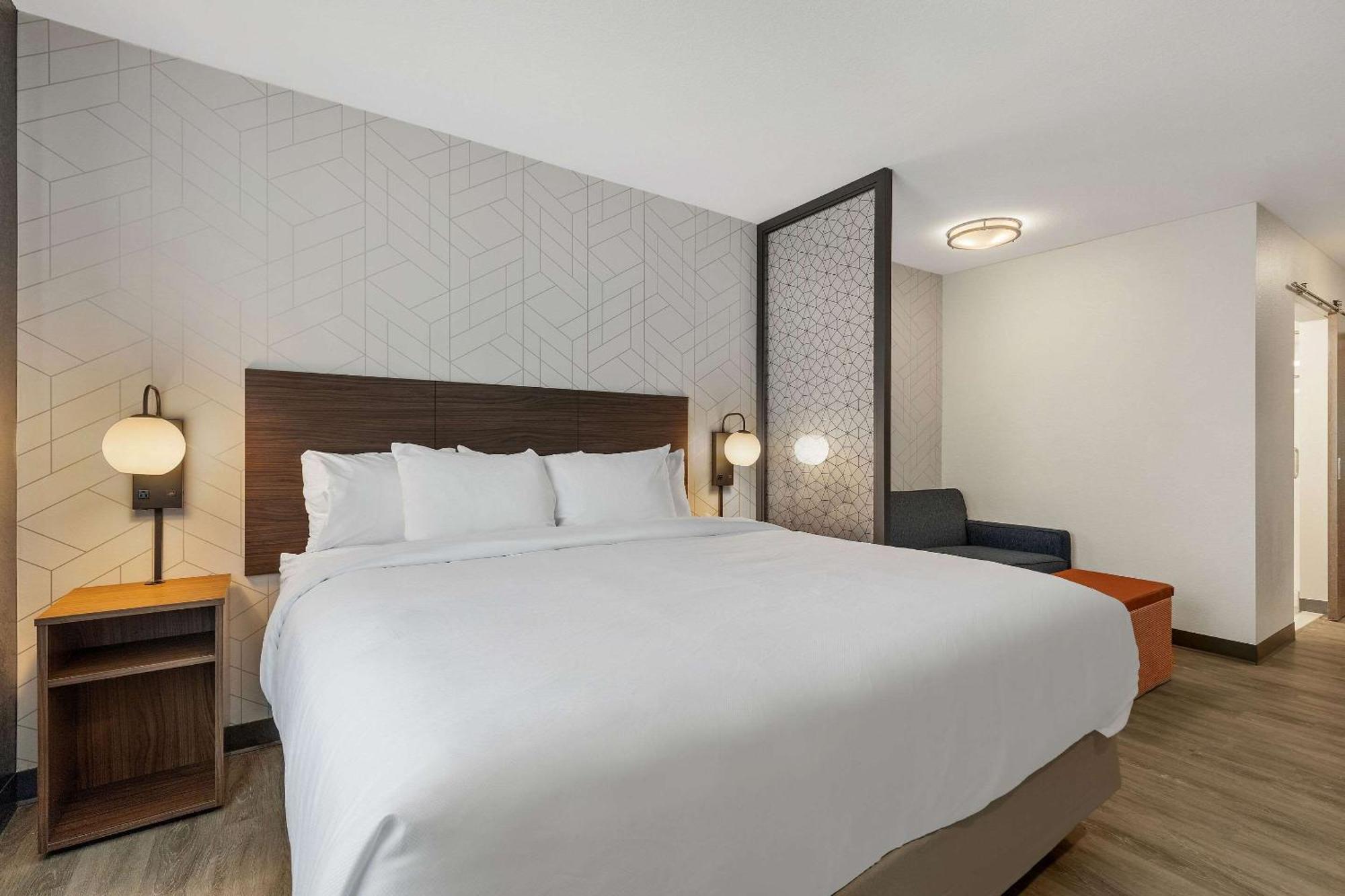 Everhome Suites Corona Exterior foto